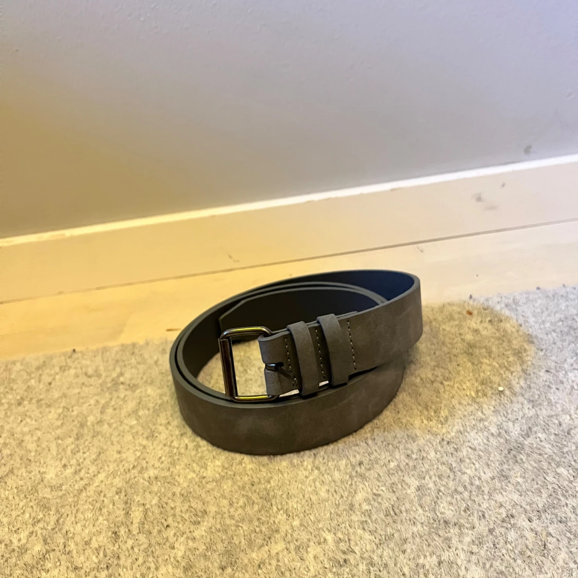 Brunt bälte i mocka