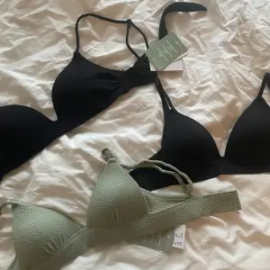 Säljer tre styckna bikini toppar från H&M. Två av dem är svarta och en är grön. De är i storlekarna 32, 34 och 75A. Har aldrig använt då de ej passa mig så bra. 1st för 130kr och alla tre för 250kr❤️