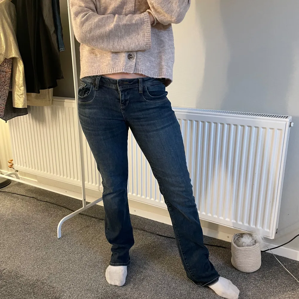 Jätte fina bootcut jeans från LTB. Dessa är väldigt populära och mina är använda Max 5 gånger! ❤️ Köpa för 750kr storlek W 29 L 34. Jeans & Byxor.