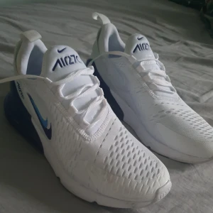 Nike air max 270 - Säljer ett par vit blåa nike air max 270. Köpta förra vintern (2023) på footlocker i mos. Användes inte under vintern och nu i sommar blev dom för små. Så skorna är i ny skick