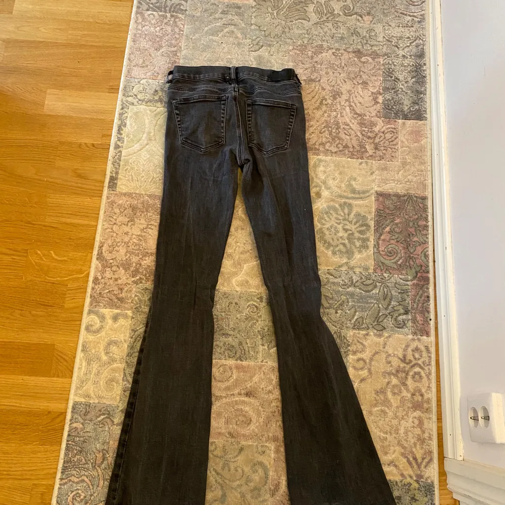 Svarta Diesel jeans, W23-L32  De har 2 små hål på båda sidor av byxorna som visas i bilderna, syns inte när man har på sig dem. 58 cm i midjan, 79 cm i innersöm. . Jeans & Byxor.