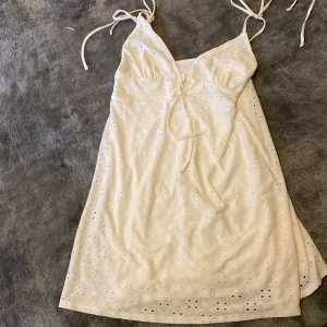 Snygg sommarklänning - Bra skick i ett litet blommigt mönster