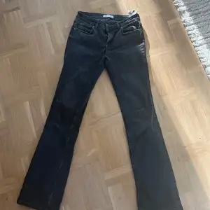 Hej säljer dessa otroligt snygga low waisted jeans från zara nästan helt oanvända sjukt snygga och as bra passform ❤️❤️ Odenarie pris 700     Ops!!! det är ett hål i grenen men inget som syns jätte mycket men det går stt laga !!!!    