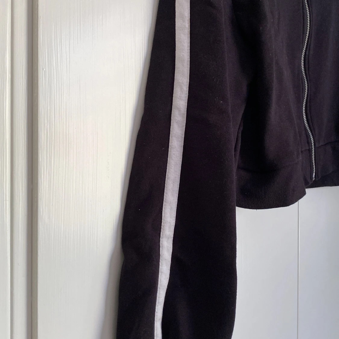 Svart croppad jacka med dragkedja - 92