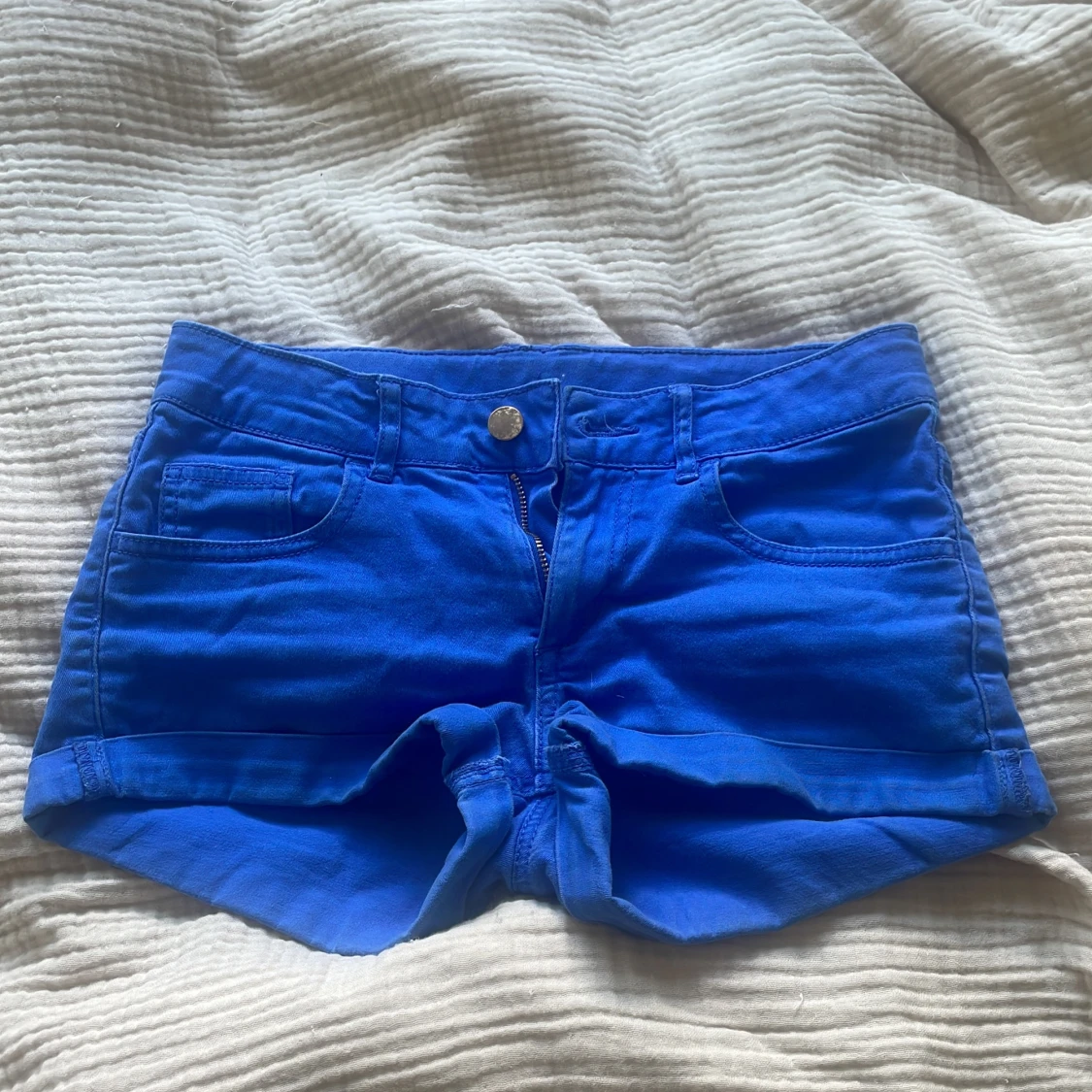 Blåa jeansshorts