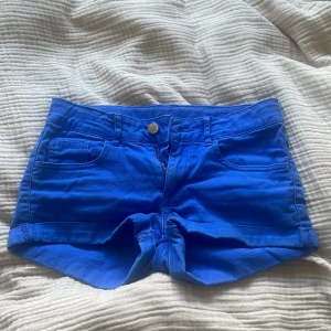 Blåa jeansshorts - Säljer då jag aldrig använder❤️ Midjemått: ca 34-36❣️ Navänd inte köp nu!! (Kan möttas upp i sthlm) 