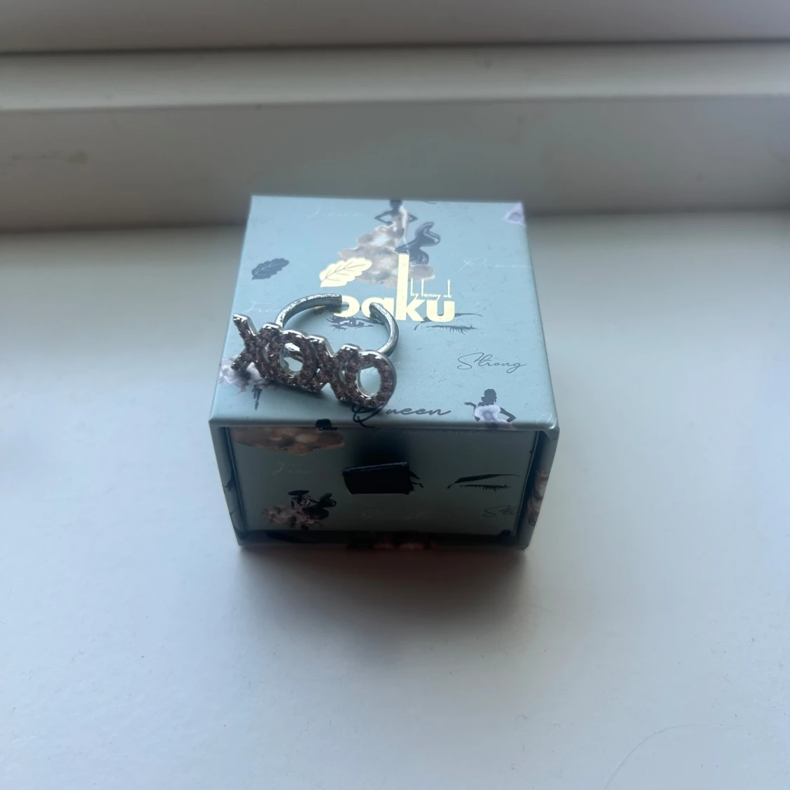 XOXO statement sparkle ring Ioaku  - 91