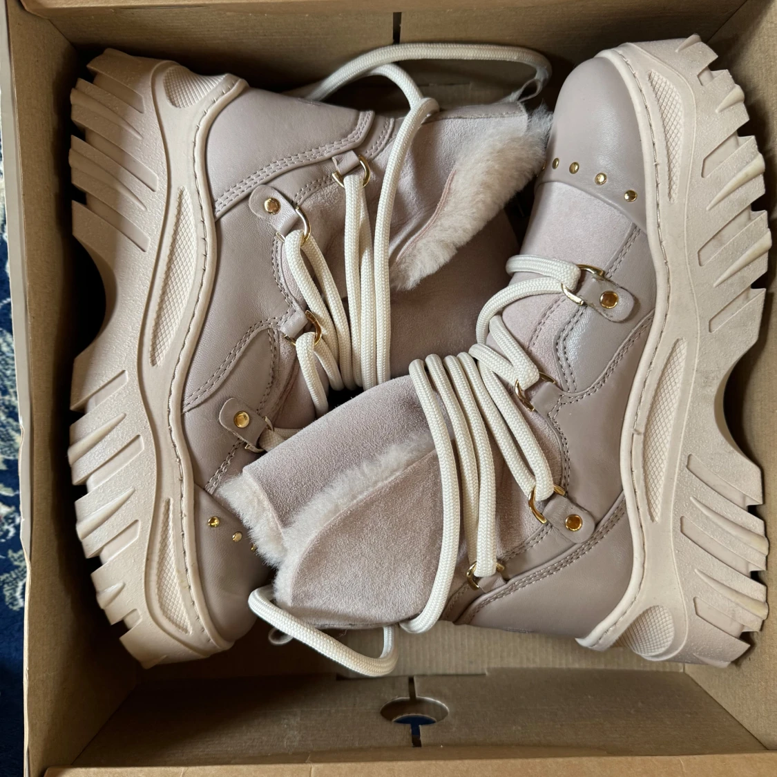 Beige inuikii boots oanvända  - 90