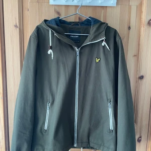 Lyle scott jacka - Tvär fet jacka från lyle scott i en skit fett grön färg den är st L men passar M mycket bättre