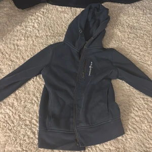 Sail racing - Sail racing zip up hoodie i färgen mörk blå ingen skada på den