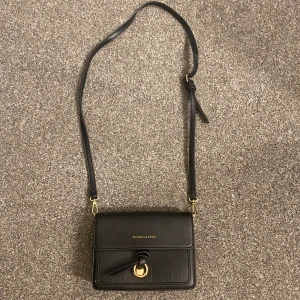 Handväska  - Säljer denna as snygga handväska då den tyvär inte kommer till någon användning. Den är i mycket fint skick. 