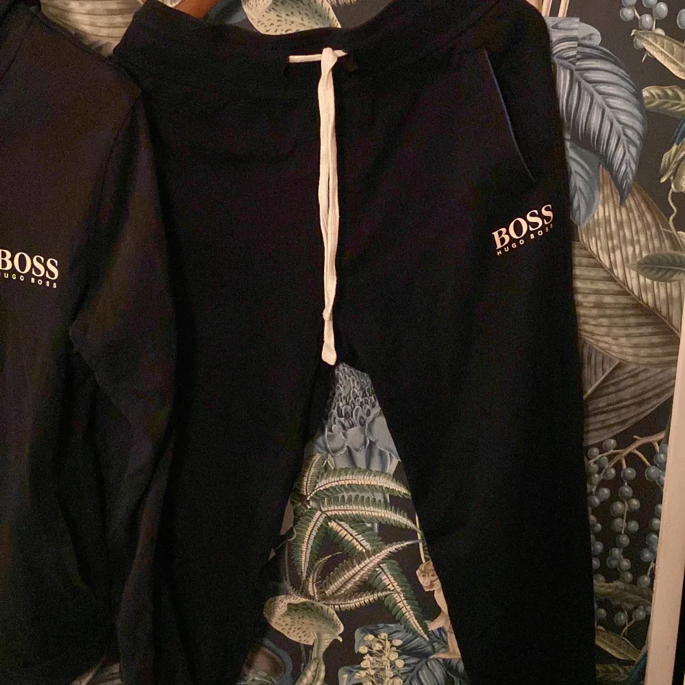 Säljer en fin Hugo boss dress. Strl: M Skick: Lite slitna snören på byxorna men annars fantastiskt skick. Mer info i pm!. Hoodies.