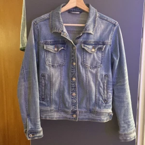 Jeans jacka dam - Säljer en fin jeans jacka från zara storlek M i Dam fint skick och inga konstigheter skriv om ni har frågor eller funderingar 