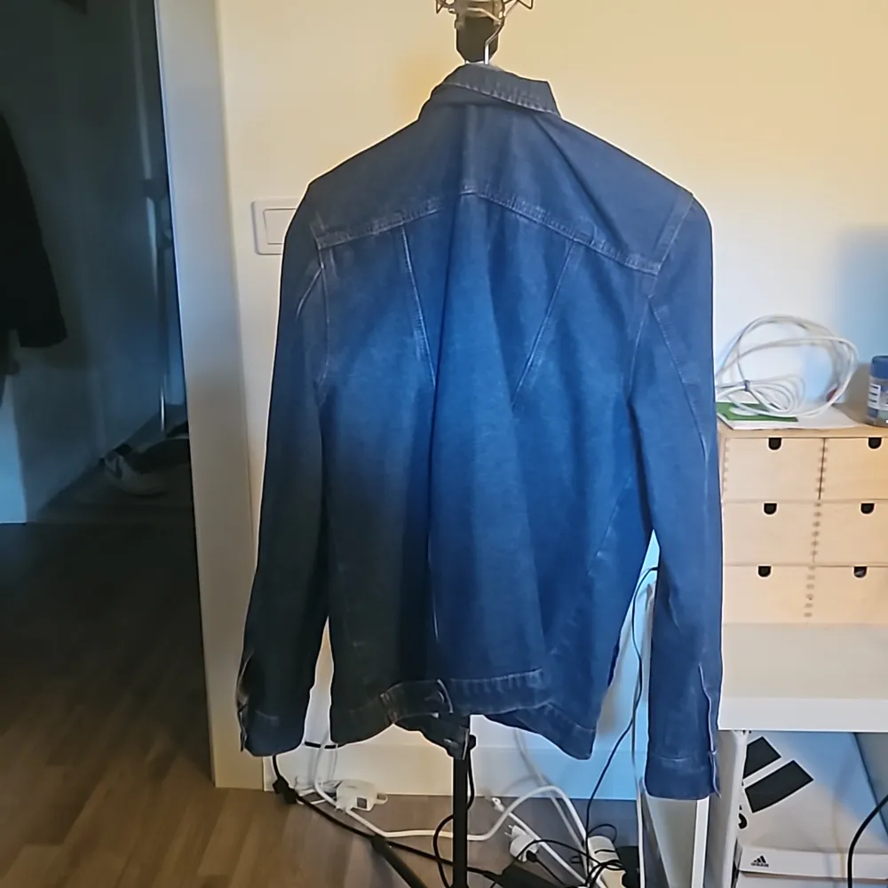 2 år gammal jeans jacka, har enbart varit i ett förråd då de va ett spontan köp.. Jackor.