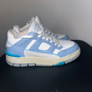 Axel Arigato Area Lo Sneaker - En väldigt skön sko, normal i storlek. Skickar gärna med Early Bird, köparen står för frakten