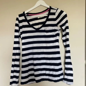 Långärmad randig tröja  - En jätte söt långärmad randig tröja från gilly hicks. Säljs då den inte kommer till användning. Skriv om du har några frågor🤍