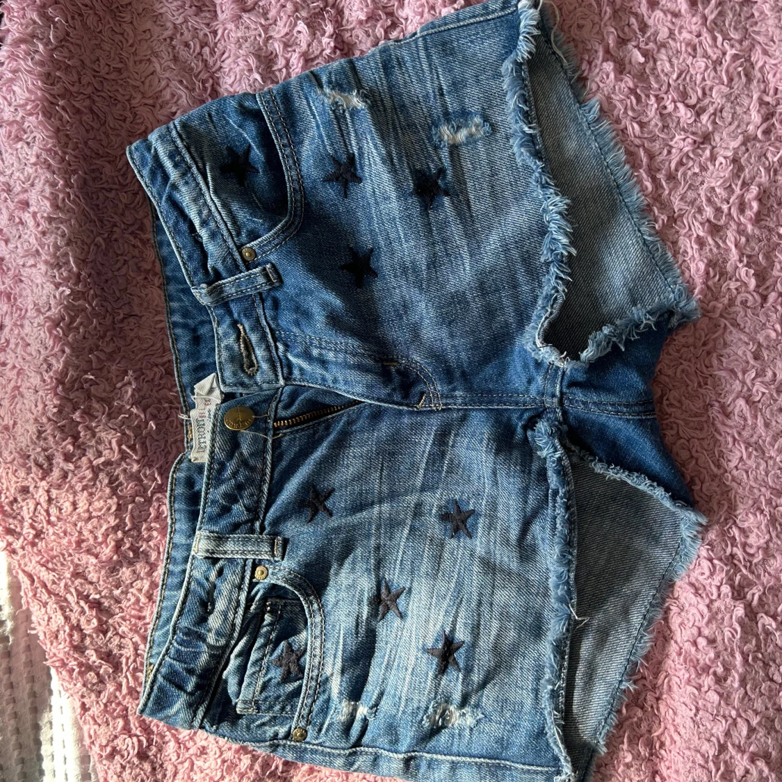 Blå jeansshorts med stjärnor