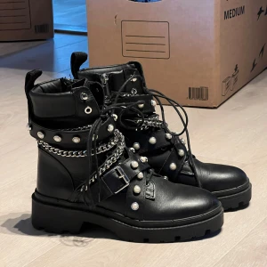 Zara boots  - Jättesnygga boots i nyskick från zara. Storlek 38, normala i storlek. Använda en gång. Pris kan diskuteras 