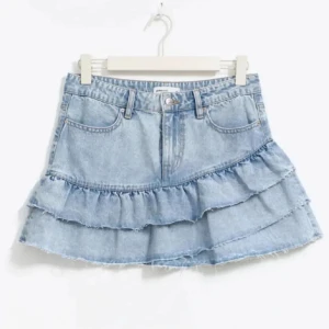 Jeanskjol - Jätte fin jeanskjol, knappast andvänd. Nypris 400, pris kan diskuteras💞