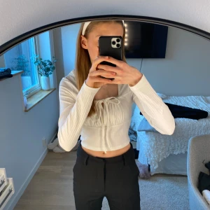 Topp ifrån Nelly. - Säljer denna fina topp ifrån Nelly, då den tyvärr inte kommer till användning. Aldrig använd. Men tyvärr borttagen prislapp.
