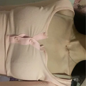 Rosa tröja - Fin rosa tröja med knappar 🎀 är lite mer "koral" rosa irl