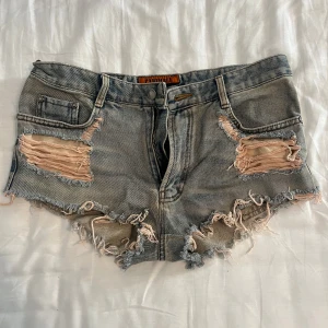 Lågmidjade Shorts  - Säljer ett par lågmidjade  shorts som tyvärr va för stora för mig midja 81 storlek s 36 28