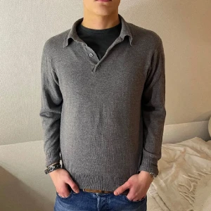 Kashmirmix rugbytröja - Rugby tröja från Gianni Bugli i storlek 48 passar som s/sx - nypris ca 2000 mitt pris: 299 - hör av dig vid funderingar 