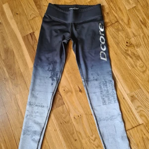 DCORE träningstights NYA - Aldrig använd då dessa var för små. Storlek XS