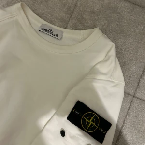 Stone island tröja - Säljer nu denna riktigt feta och eftertraktade tröjan || cond: 9,5/10 knappt använd || ingår: Tröjan || nypris: ≈3000kr || självklart äkta (se bild 4) || har du frågor eller funderingar är det bara att höra av dig ;)