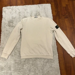 Skit fet Stone island sweatshirt - Säljer denna skitsnygga stone island sweatshirt som jag fick i julklapp som tyvärr inte fått någon användning. Tröjan har inga defekter och är hur snygg som helst för den som har M/S