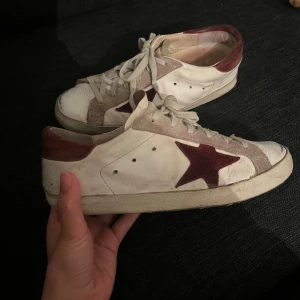 Golden goose skor - Såå fina golden goose superstars perfekta till hösten💗De är i storlek 37 men passar mig med 38 utmärkt☺️De är använt skick, därför är priset diskuterbart💕