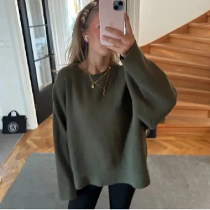 Grön tröja - Grön tröja köpt här på plick, skriv priv vis frågor eller fler bilder