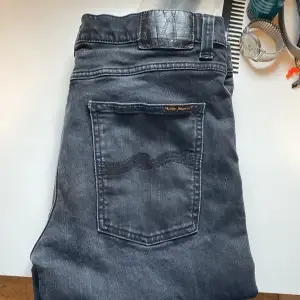 Säljer ett par nudie jeans i strlk L32 W34 dom har pytte lite vit färg på sig som man får se på sista bilden skriv privat om ni har funderingar. ⚠️Priset är inte hugget i sten ⚠️