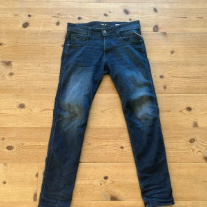Replay Jeans - Mörkblåa Replay Anbass slimfit. Helt fria från både fläckar och hål. Priset diskuteras gärna!   Nypris: 1299