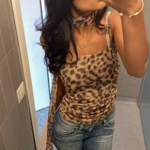 Leopardmönstrad axelbandslös topp - Säljer en snygg leopardmönstrad axelbandslös topp  från zara. Använd fåtal gånger💕