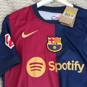 Fc Barcelona fotbollströja 24/25 - FCB MATCHTRÖJA 24/25 HELT OANVÄND MED PRISLAPP OCH TRYCK PERFEKT SKICK