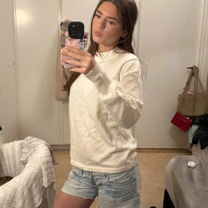 Vit tröja - Säljer då den inte används men en jätte skön långärmad tröja av bomull. Det är bara att skriva vid frågor!