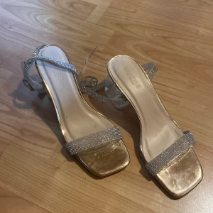 Glitter klackar - Superfina klackar som är använda en gång på bal, glitter remsor runt fotleden med genomskin klack