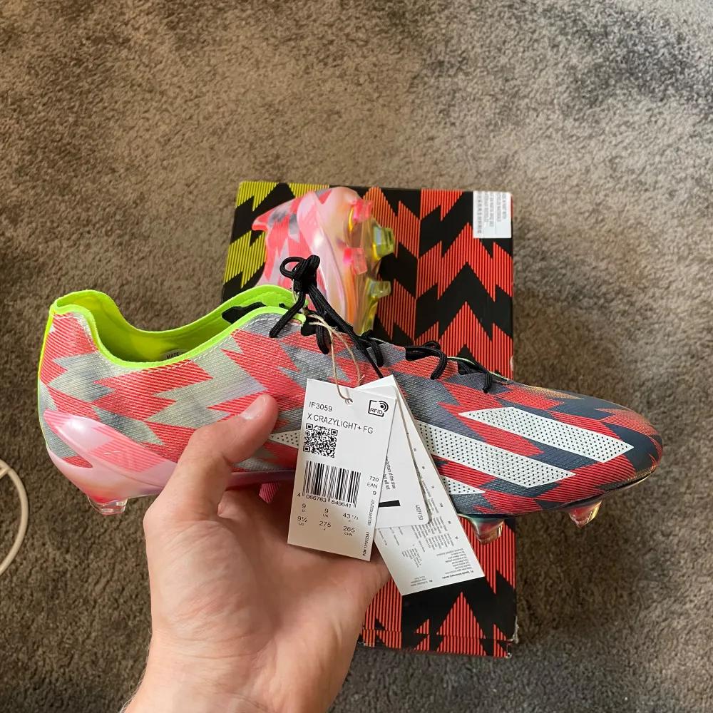 Hej! Säljer dessa Adidas Crazyfast FG Limited edition i storlek 43 1/3. Tillkommer alltså påse och box, helt nya! Nypris på 3500kr! Skriv för mer intresse!. Skor.