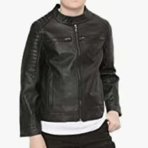 Snygg jacka (146) - Klassisk look. Säljes pga felköp. Stod för 13 år skulle säga 10 ca stl 146 gissningsvis. Helt ny skinnimitation.