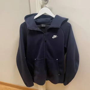Nike Tech Fleece  - En fin tech fleece som inte kommer till användning längre. Det är en gammal modell som är svår att hitta. Pris kan diskuteras. 
