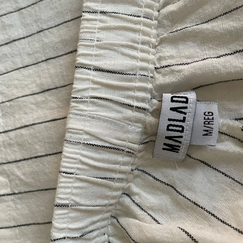 Mid Waist Linnebyxor - Mila White Stripe från Madlady. Stl M regular. Passar 165-173 cm. Läs mer om vilken längd som passar på madladys hemsida. Jeans & Byxor.