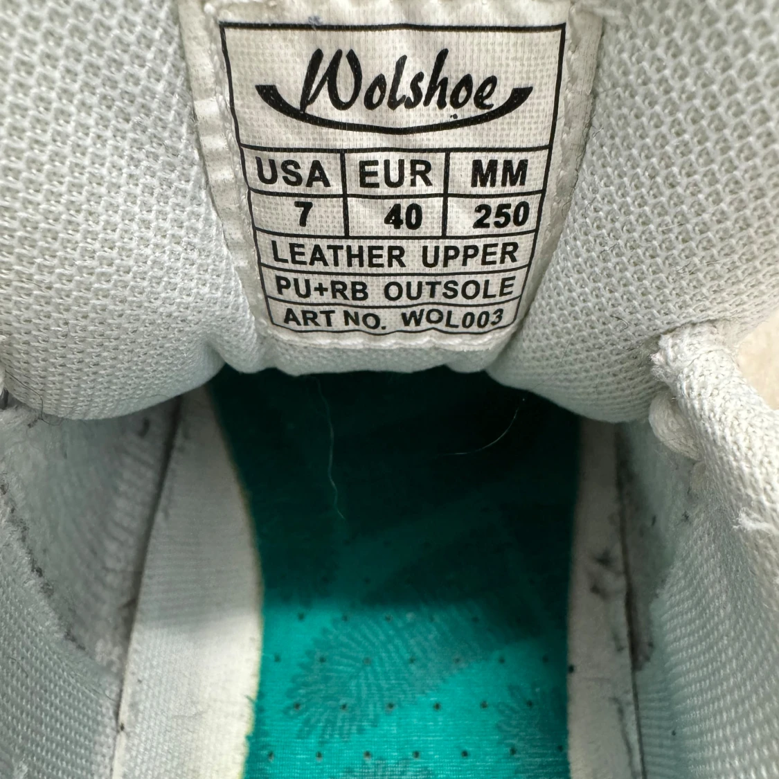 Silvriga sneakers från Wolshoe - 90