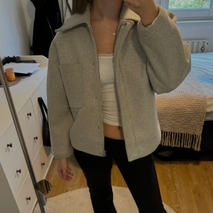 nakd kappa - kort kappa från na-kd i storlek 36. passar s och m. lite nopprig därav priset. perfekta kappan till hösten💘💘