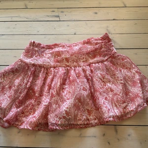 Kjempesøtt skjørt fra gina! - Selger dette skjørtet da det er litt lite i livet. Str134/140, men passer i lengden til meg som er 160.