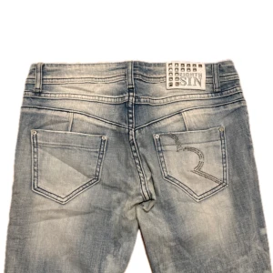 Vintage Eighth Sin Jeans - Vintage Eighth Sin Jeans! Är stretchiga, har dragkedjor längst ner på byxbenen som kan göra dom vidare och måtten är: Midja 39 cm Längd 96 cm Tveka inte att skriva vid ytterligare frågor!⭐️