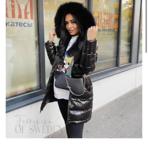 Gloss jacket - Fin gloss jacket från feminina, säljer pågrund av att den är för liten för mig skriv för fler bilder på jackan☺️