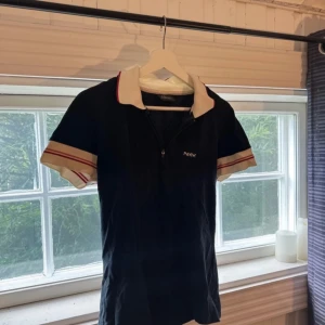 Piké  - Piké från Peak Performance i storlek L. Skulle säga att den är stor i storleken då jag brukar ha S. Sparsamt använd.🩷