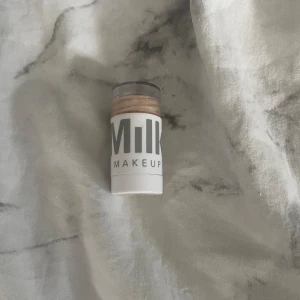 Milk bronzer stick - Knappt använd och det går att skruva upp själv bronzern, skriv om du har vidare frågor! (Färg baked)