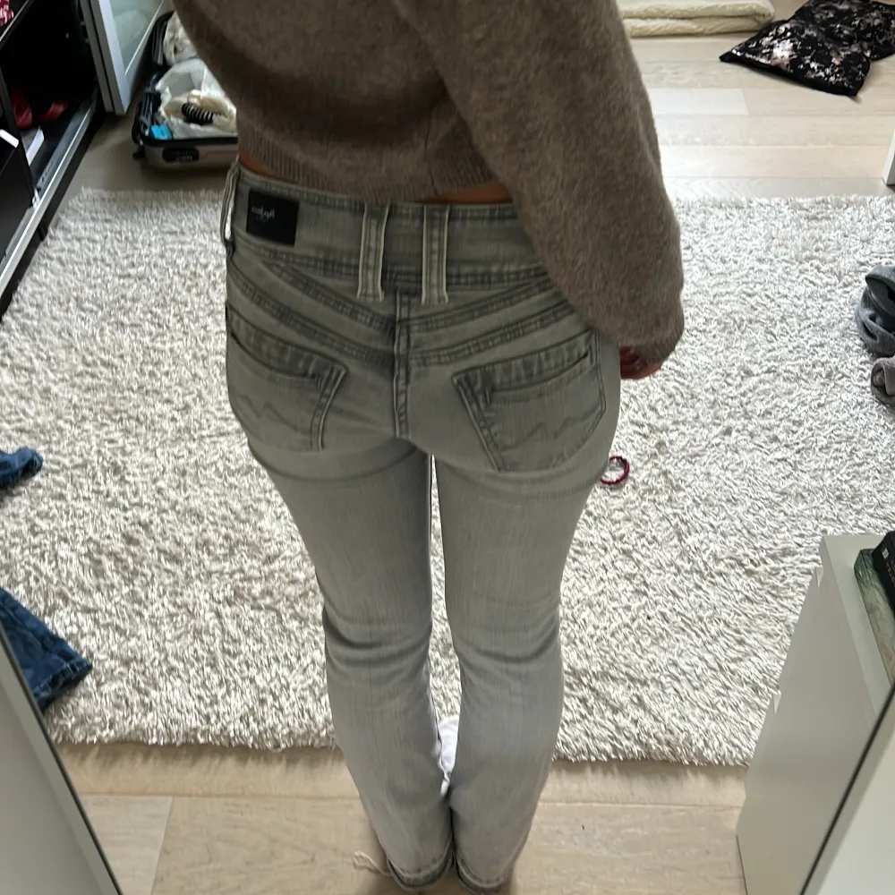 Säljer dess för att de inte kommer till användning. De är i jättebra skick men har två snitt i båda benen fast man ser de knappt. Tryck gärna på köp nu💕. Jeans & Byxor.